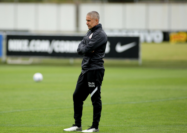 Sylvinho volta ao CT Joaquim Grava junto com os jogadores do Corinthians na pr�xima segunda-feira