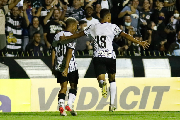 Corinthians volta a fazer gol em cobrança de escanteio após mais