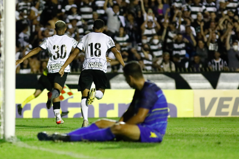 Pedro e Giovane ocuparam o pdio de melhores jogadores do Corinthians diante do So Jos
