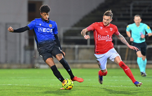 Robson Bambu, na esquerda, defende as cores do Nice, da Fran�a