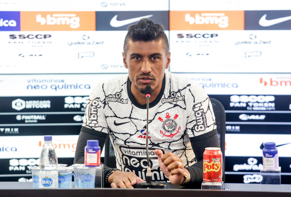 Paulinho foi oficialmente apresentado nesta sexta-feira como reforço do Corinthians