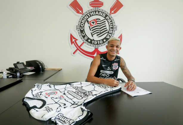 Adson assinou a extensão neste sábado e agora tem contrato até o final de 2024