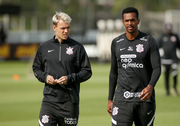 R�ger Guedes e J� durante mais um treino do Corinthians