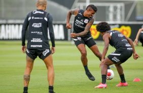 Paulinho pode reestrear pelo Corinthians nesta terça