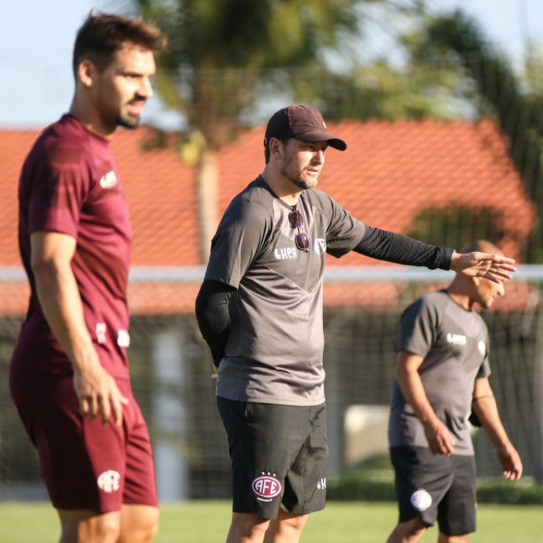 Elano é o técnico da Ferroviária e não terá desfalques para estreia no Paulista