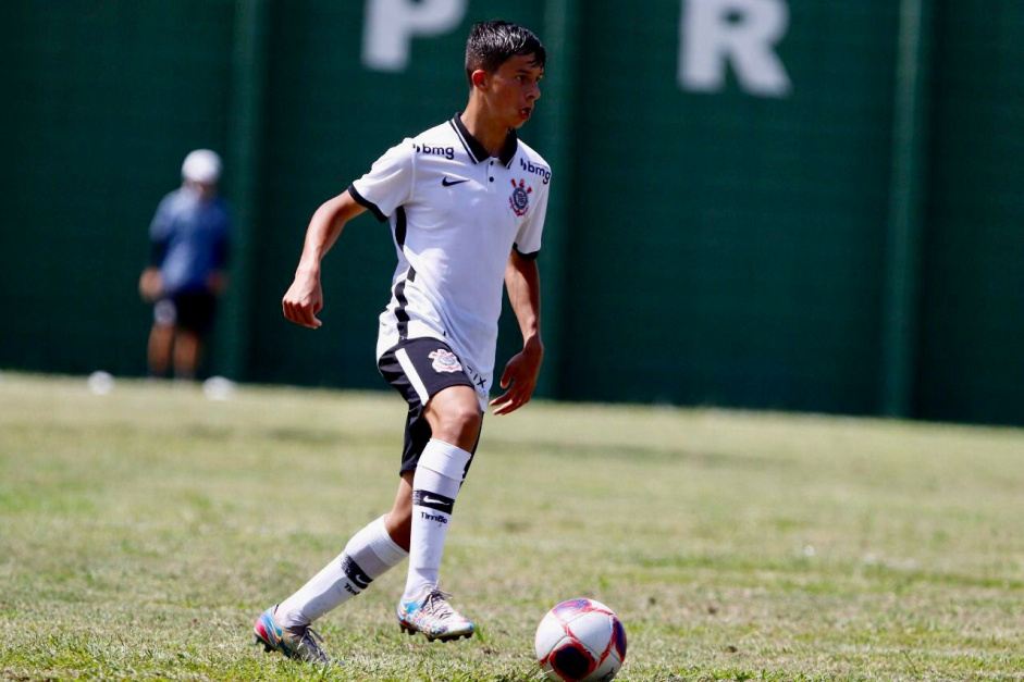 Lucas Molina foi campeão com o Corinthians na Copa Votorantim Sub-15 no último domingo