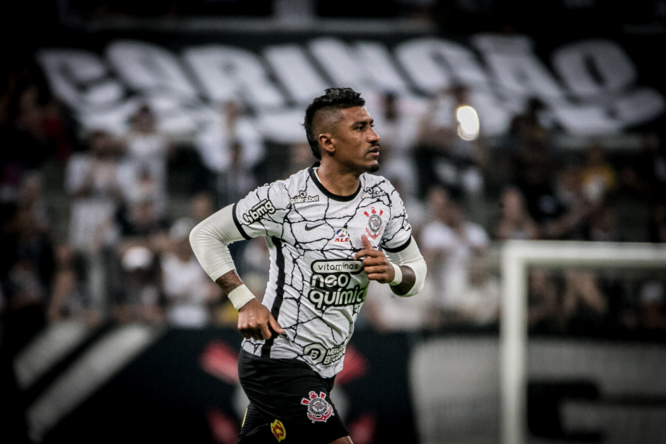 Paulinho entra em campo e reestreia com a camisa do Corinthians