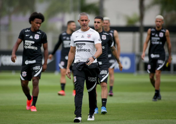 Sylvinho e sua comissão técnica pensam na possibilidade de trocar algumas peças para domingo, diante do Santo André