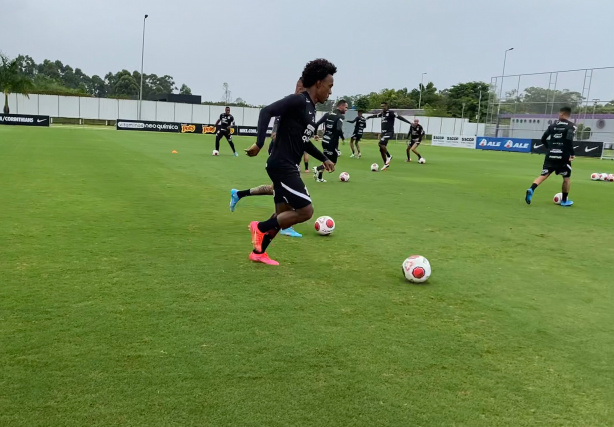Willian treinou normalmente nesta segunda-feira