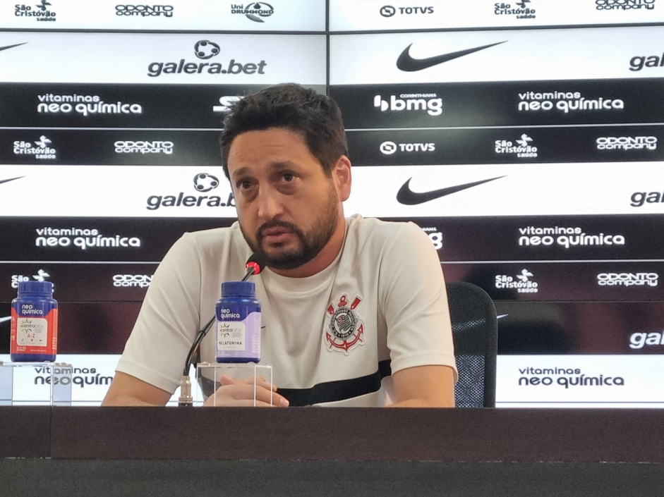 Arthur Elias garantiu que Corinthians deve ter nova zagueira em breve