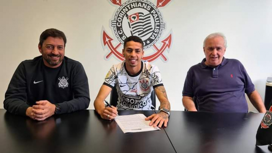 Duilio Monteiro Alves (presidente), Gabriel Pereira e Roberto de Andrade (diretor) durante assinatura do novo contrato no dia 31 de outubro de 2021