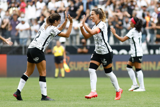 Audiência de jogo do Corinthians vai bem no sábado, mas Globo não