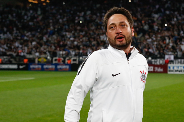 Arthur Elias já soma dez títulos pelo Corinthians; treinador disputará sua 14ª final pelo clube neste domingo