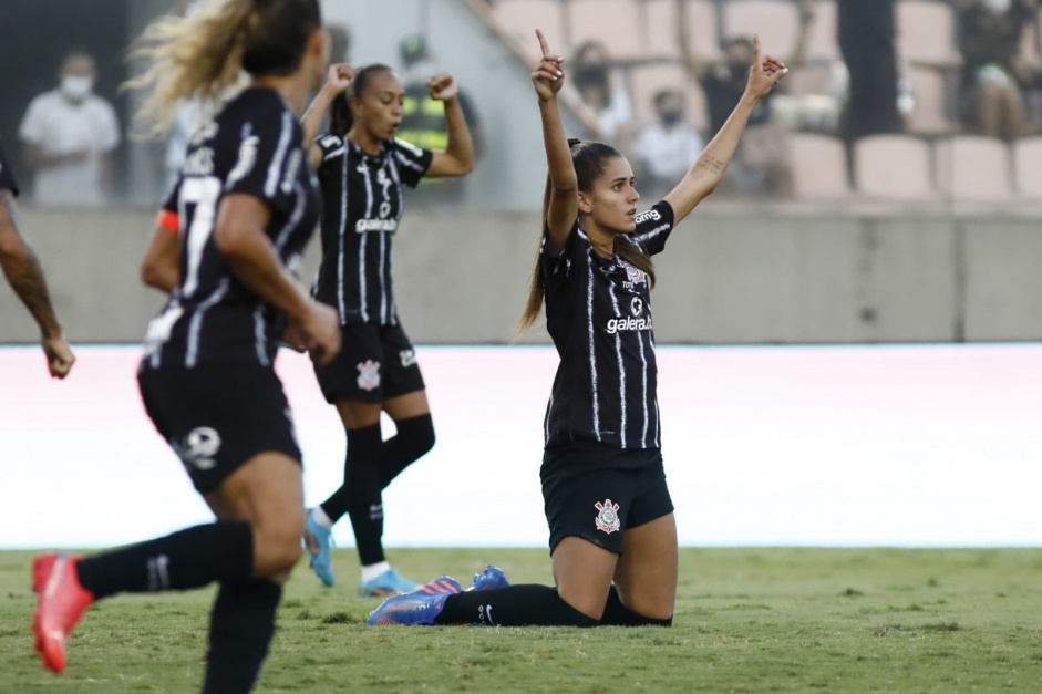 Jheniffer marcou o primeiro gol do Corinthians na semifinal da Supercopa Feminina
