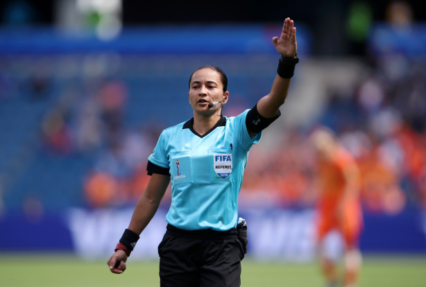 Edina Alves Batista vvai ser a respons�vel pelo apito no cl�ssico deste domingo