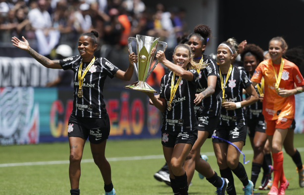 Elenco do Corinthians foi às redes sociais comemorar o título