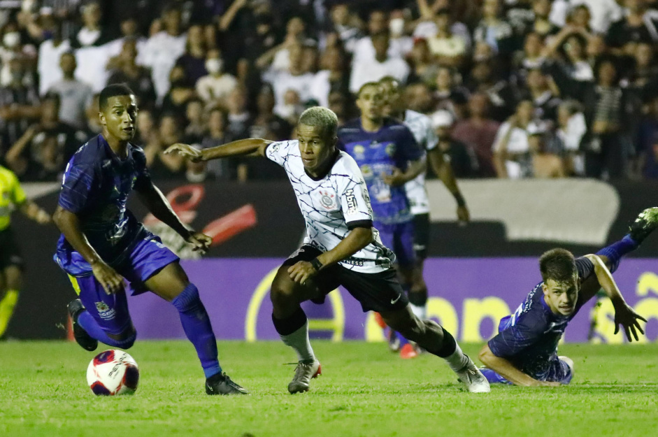 O meia-atacante Pedro vai assinar seu primeiro contrato profissional com o Corinthians aos 16 anos de idade
