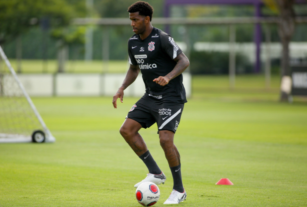 Gil em treino do Corinthians na v�spera de duelo contra o S�o Bernardo