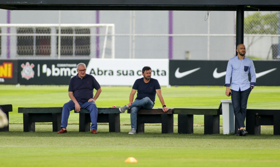 Roberto de Andrade (diretor), Duilio Monteiro Alves (presidente) e Alessandro Nunes (gerente) durante treino do Corinthians; clube est com 14 dias sem treinador