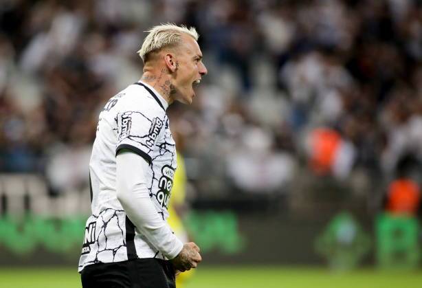 Atacante é eleito o craque do Corinthians na Vila Belmiro; árbitra