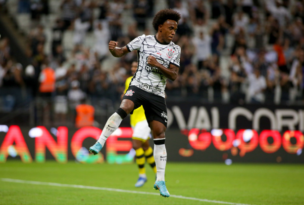 Willian comemorou bastante seu primeiro gol no Corinthians desde sua volta