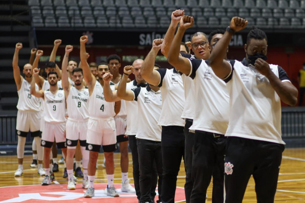 Elenco de basquete do Corinthians homenageia Doutor Sócrates antes