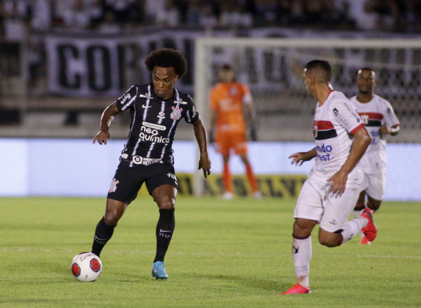Willian entrou em campo no segundo tempo do empate entre Botafogo-SP e Corinthians