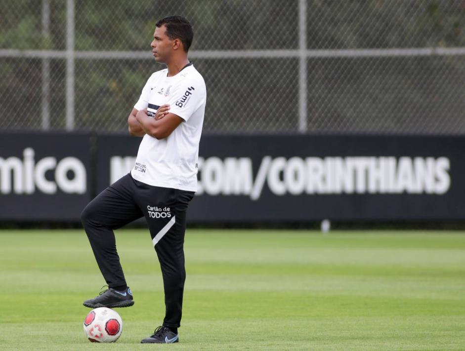 Fernando Lzaro segue como tcnico interino do Corinthians at que um novo profissional seja contratado