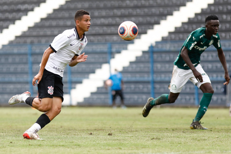 Em fim de contrato, atacante nigeriano da base do São Paulo está com futuro  indefinido