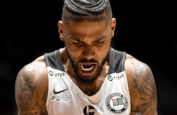 Malcolm Miller acertou uma bola de tr�s nos dez segundos finais do jogo entre Corinthians e Rio Claro, levando o time alvinegro para a prorroga��o