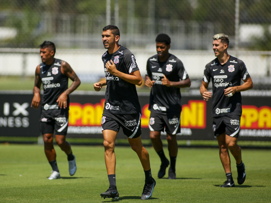 Apenas 11 jogadores do Corinthians treinaram nesta quarta-feira