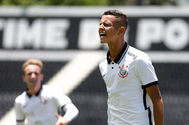 Corinthians acerta contrato profissional com destaque da base, que
