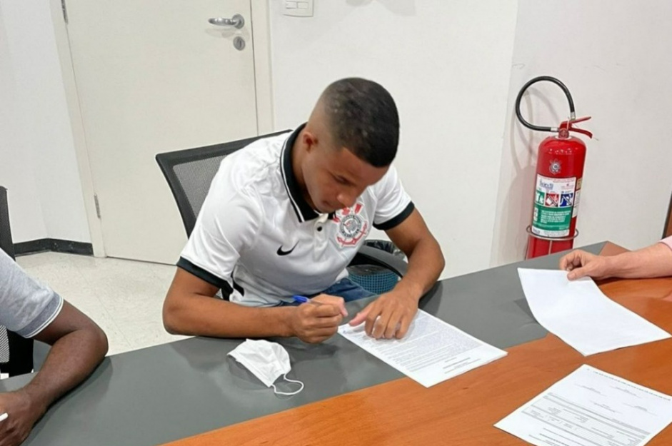 Pedro registrou o momento da assinatura de seu contrato profissional com o Corinthians