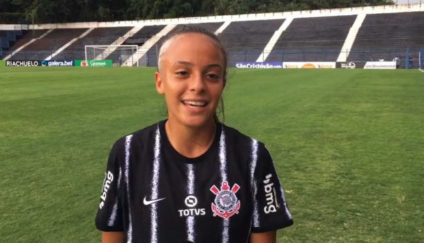 Julia Brito comemorou a estreia pelo time profissional