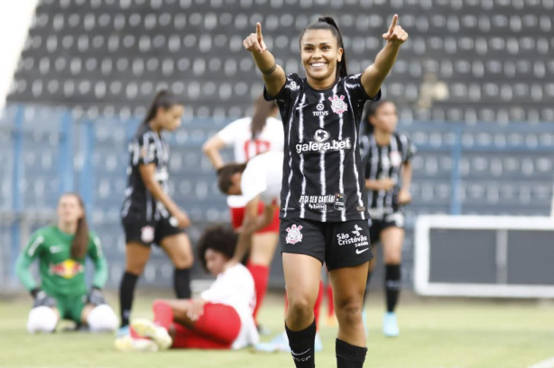 Corinthians vence Bragantino e se mantém vivo por vaga nas semifinais do Paulista  Feminino