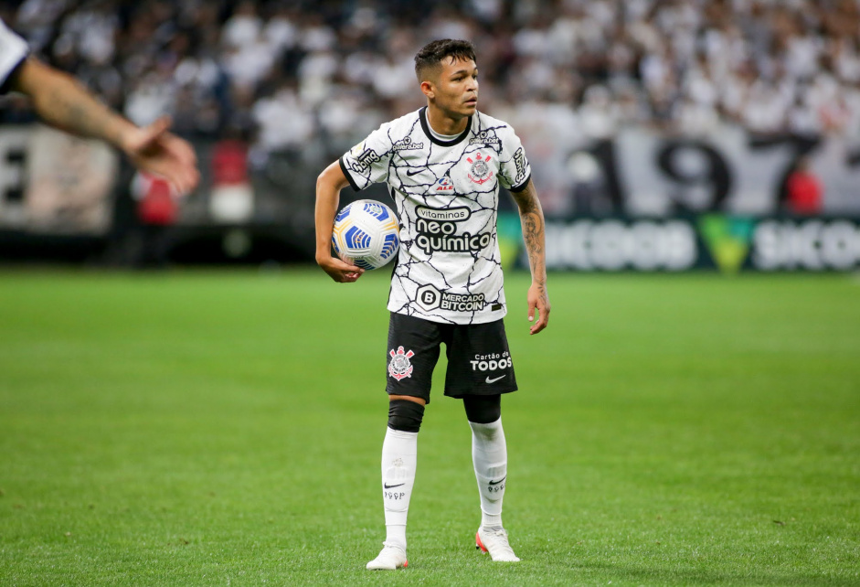 Adson estreou no time profissional do Corinthians no dia 7 de maro de 2021, contra a Ponte Preta