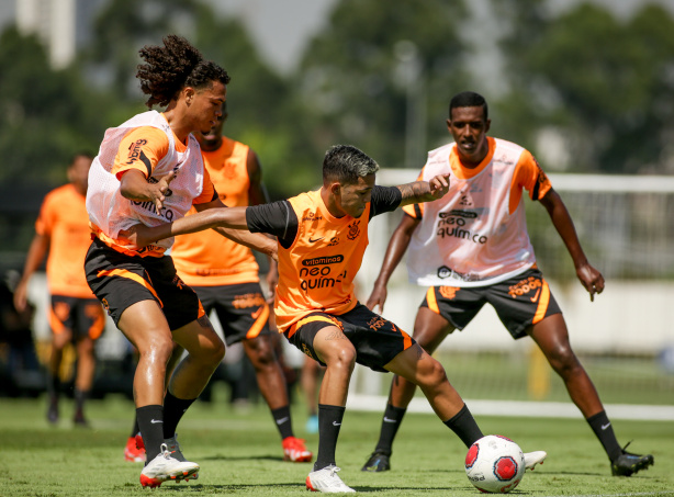 Reginaldo e Robert Renan participaram da reapresenta��o do Corinthians nesta segunda-feira