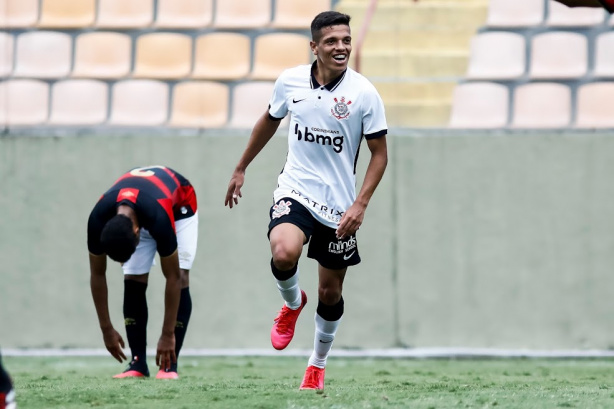 Richard tem 20 anos e seu v�nculo com o clube vai at� maio