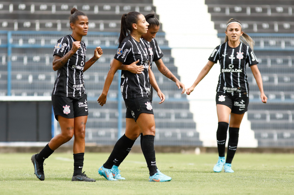 Bianca Gomes (no centro) marcou um dos gols da vitria do Corinthians