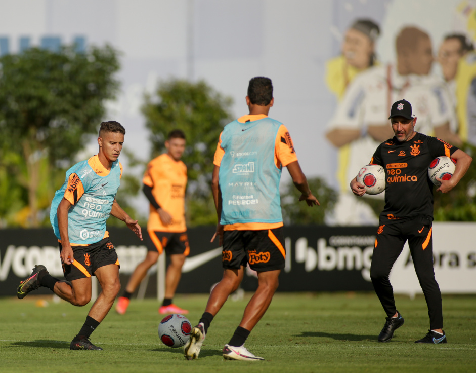 Keven tem sido chamado para treinamentos com os profissionais do Corinthians.