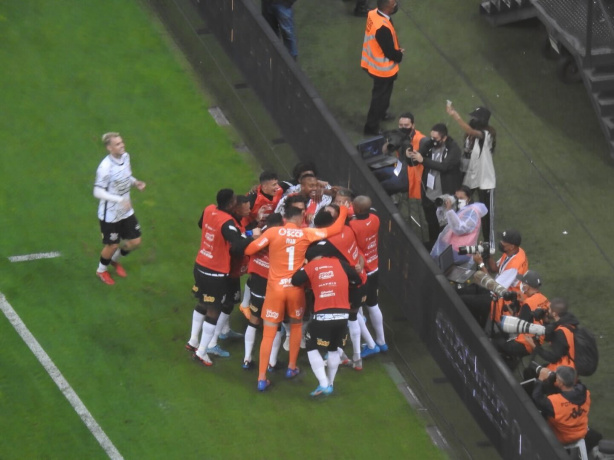 Corinthians sobrou contra a Ponte Preta, cumpriu sua obrigação e ainda teve tempo para fazer testes
