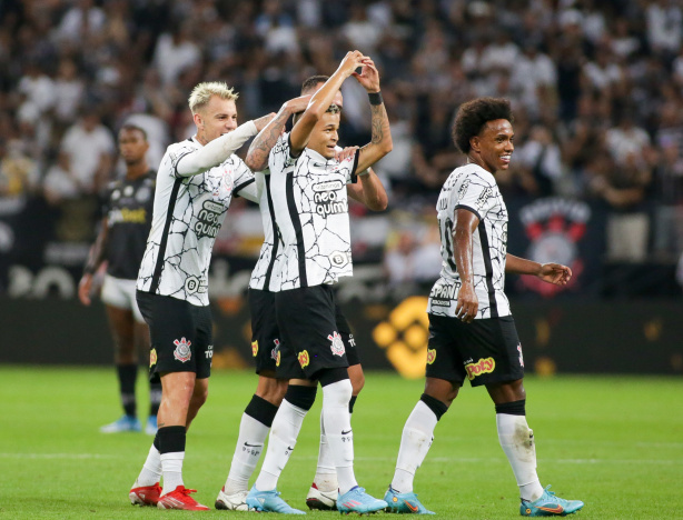 Adson celebrou o seu gol com Willian, Renato Augusto e R�ger Guedes
