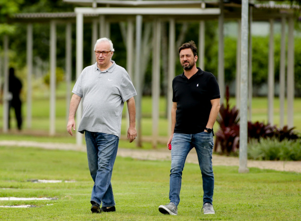 Diretoria do Corinthians segue em busca de centroavante para refor�ar o elenco em 2022