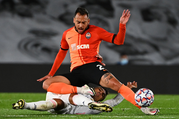 Maycon e Casemiro durante partida do Shakhtar contra o Real Madrid pela Liga dos Campeões