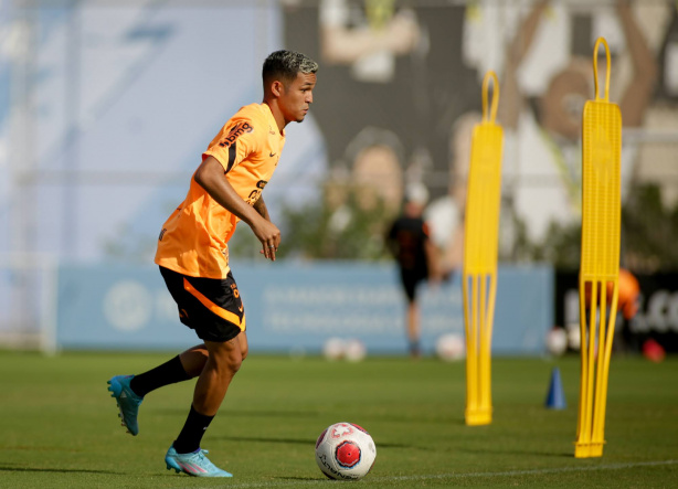 Adson fala sobre mudan�as ap�s a chegada do t�cnico V�tor Pereira