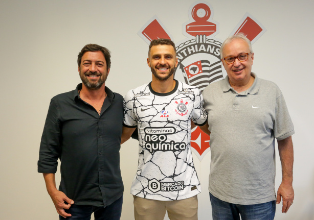 J�nior Moraes ao lado de Duilio e Roberto de Andrade; jogador chega para refor�ar a equipe treinada por V�tor Pereira