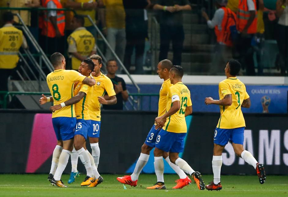 Paulinho e Renato Augusto se abraam para comemorar o gol do volante na partida contra o Chile, pelas Eliminatrias, em 2017