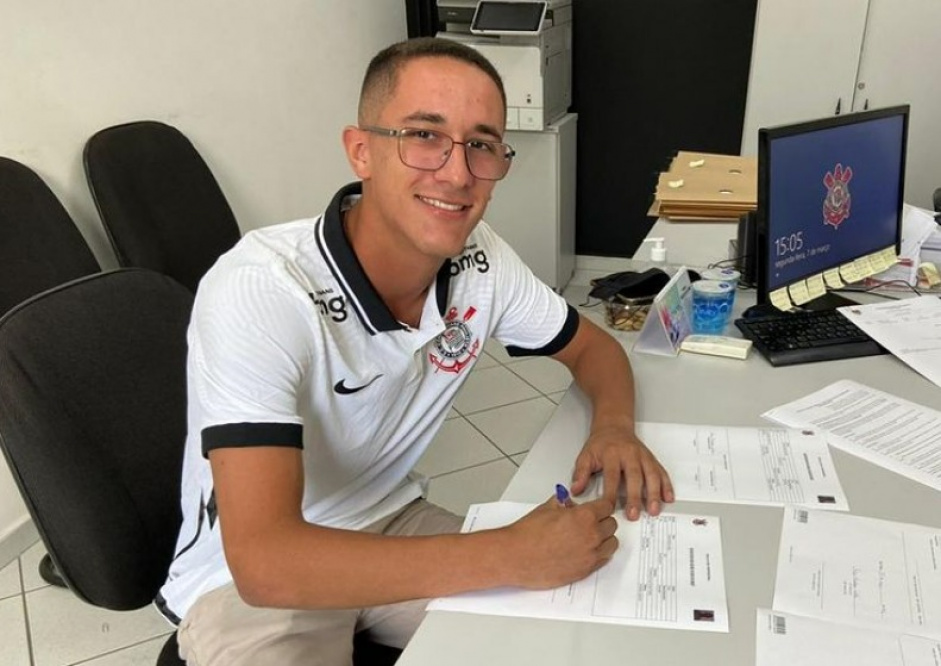 Felipe assinou contrato de formao com o Corinthians