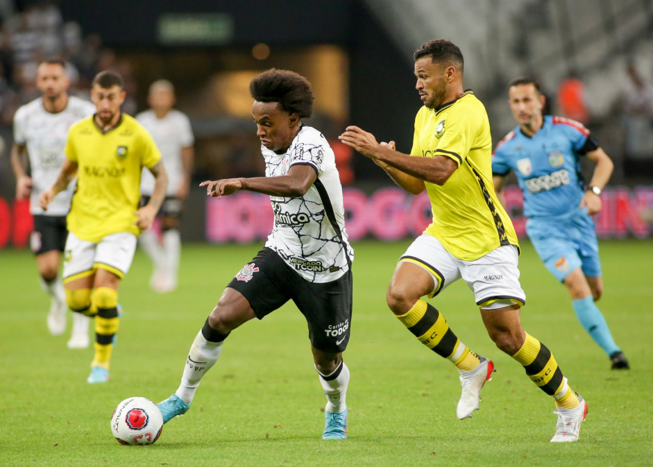 Thiago Loureno de Mattos ao fundo durante a partida entre Corinthians e So Bernardo