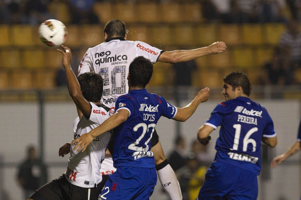 Danilo marcou o gol da vit�ria do Corinthians diante do Cruz Azul, do M�xico, pela quarta rodada da fase de grupos da Libertadores 2012